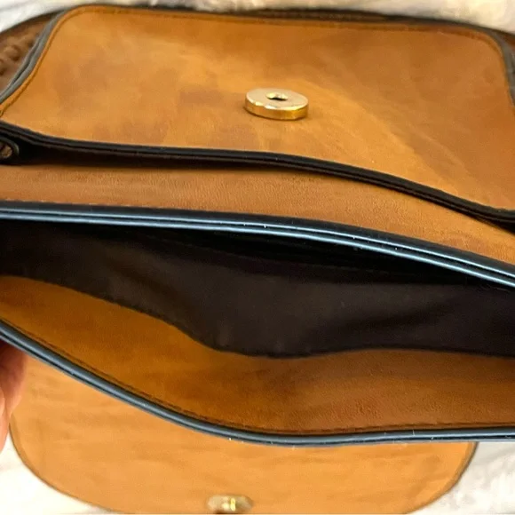 Women's Tan Saddle Crossbody Bag with Tassel Detail - Picture 5 of 6
